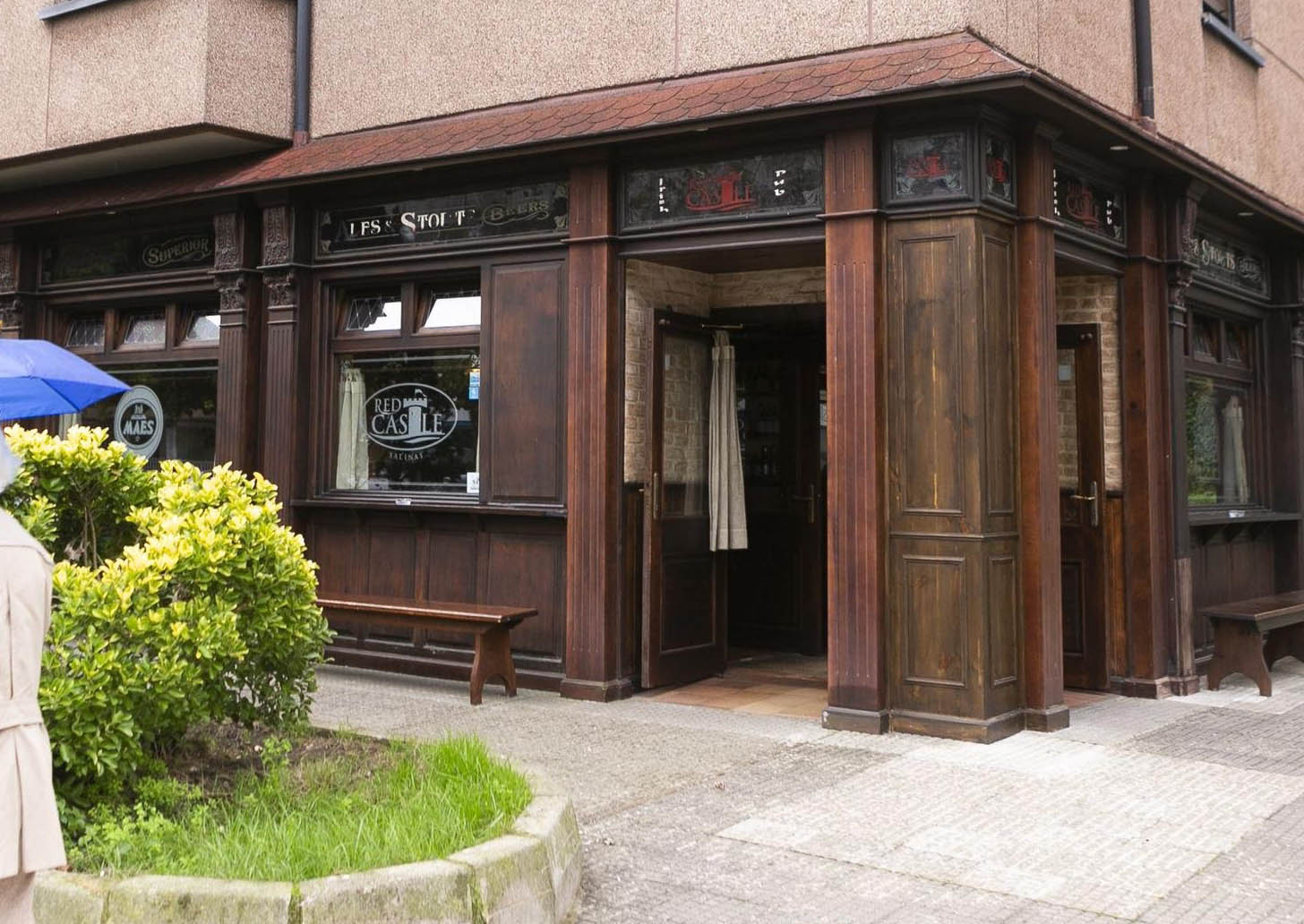 Bar del anuncio de Loteria de Navidad 2022 Asturias, parece un Pub Irlandes del siglo pasado todo de madera