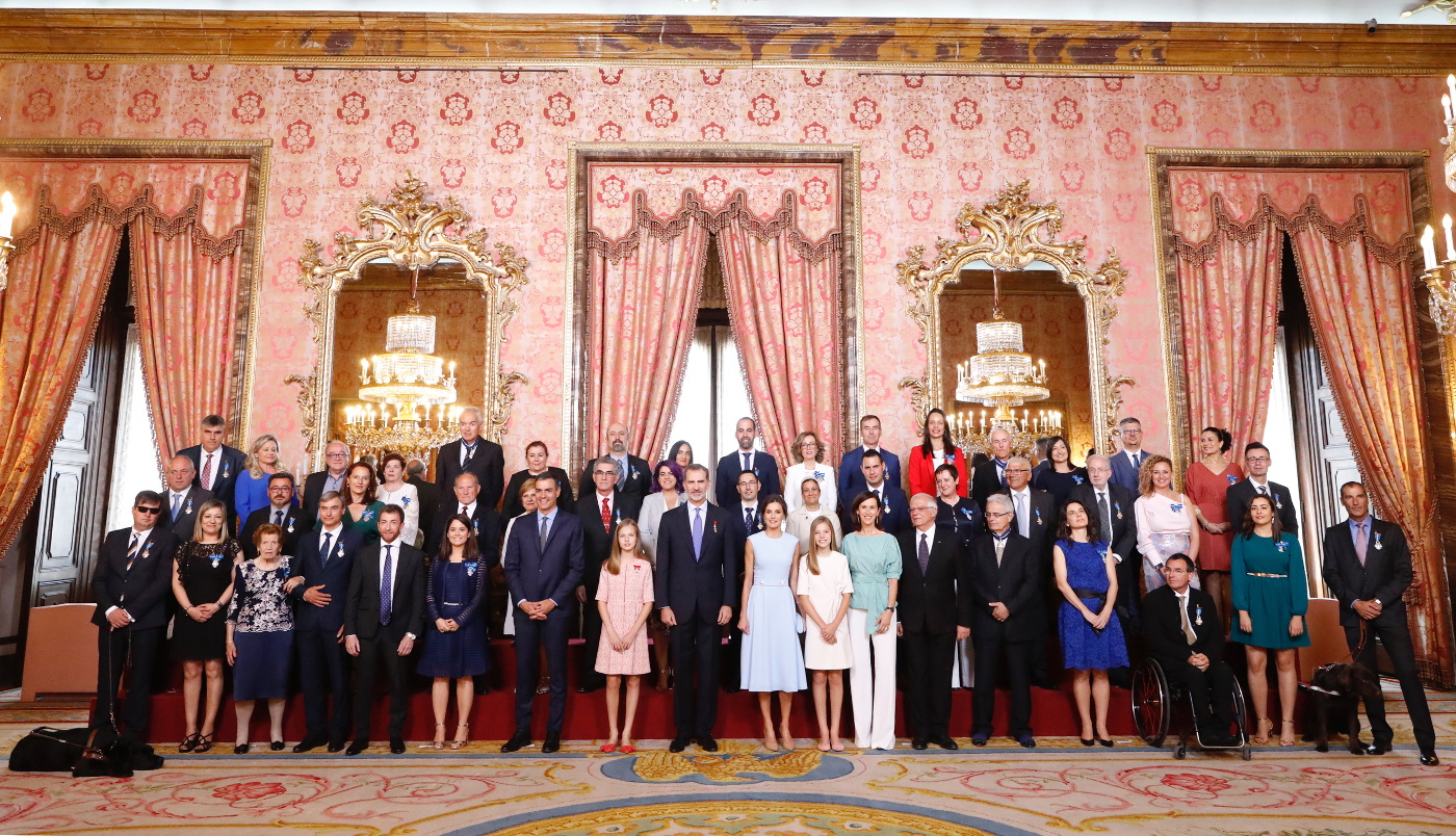 Raquel Serrano con los 41 condecorados y sus majestades.